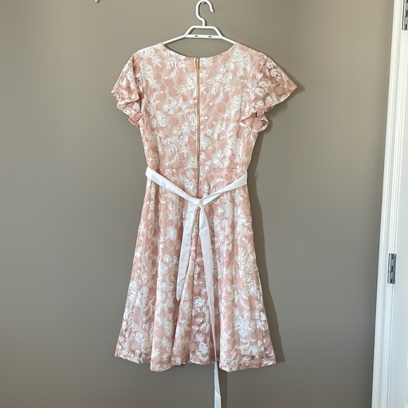 Flutter sleeve lace dress SUZY SHIER - Picture 9 of 11